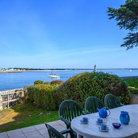 Holiday home Les Pieds Dans L'eau